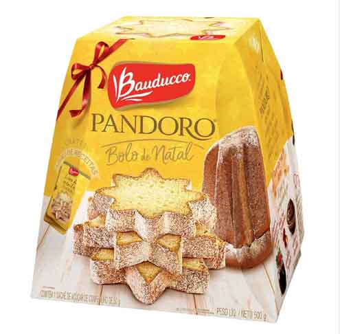 O bolo na verdade não tinha recheio algum, apenas um sachê com açúcar confeiteiro para jogar em cima do pandoro. Ao ler a embalagem, a marca Bauducco deu uma dica: Sugestão, tenha uma bisnaga de chocolate líquido e derrame em um círculo perfeito no centro da fatia, leu Orivaldo.