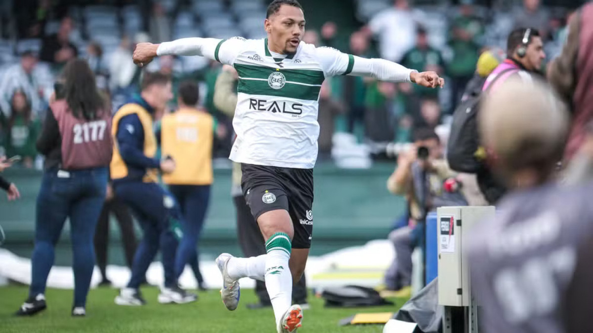 Lateral-direito Alex Silva foi campeão da Série B de 2025 pelo Coritiba