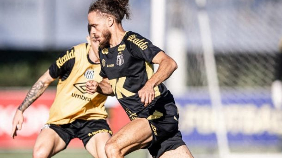 Responsável pela contratação, diretor de futebol do Peixe defende atacante argelino, que atuou apenas uma vez com a camisa alvinegra