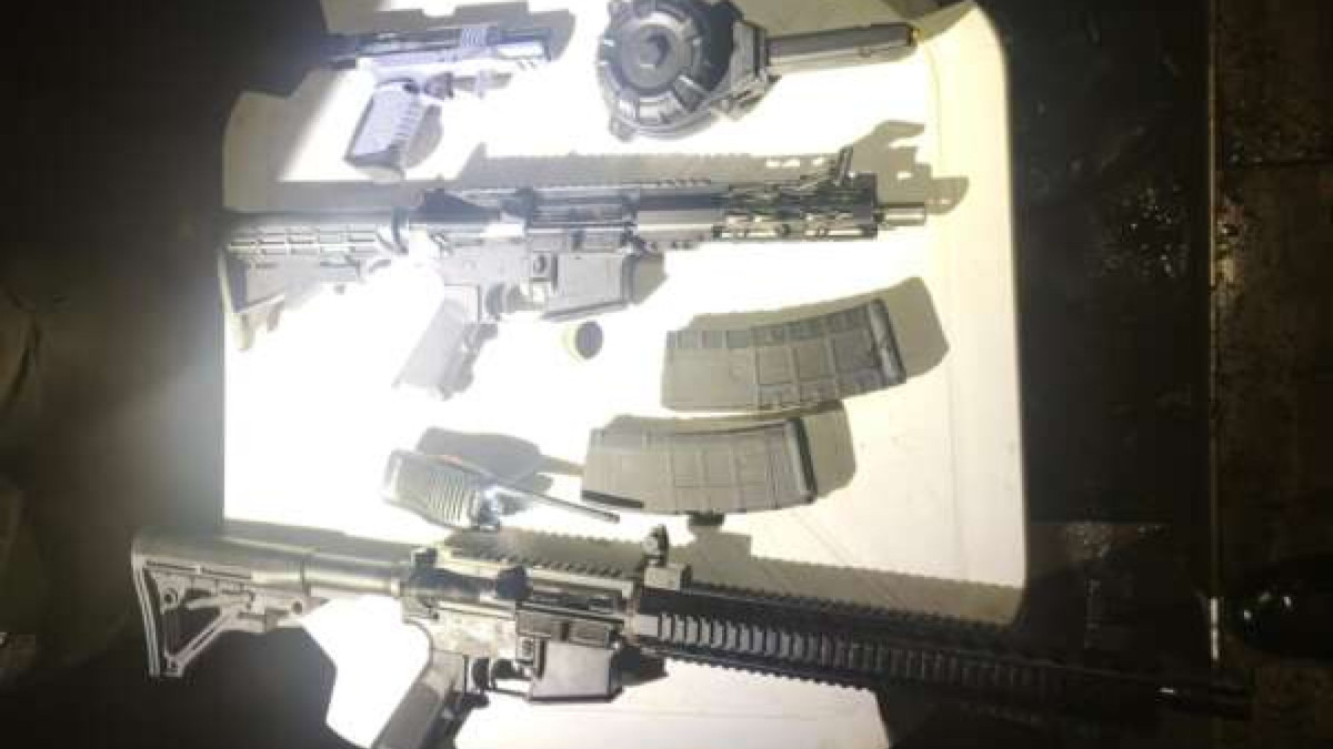 Dois fuzis e uma pistola foram apreendidos pela PM durante a dispersão de um baile funk na madrugada de Natal na Barra do Ceará 