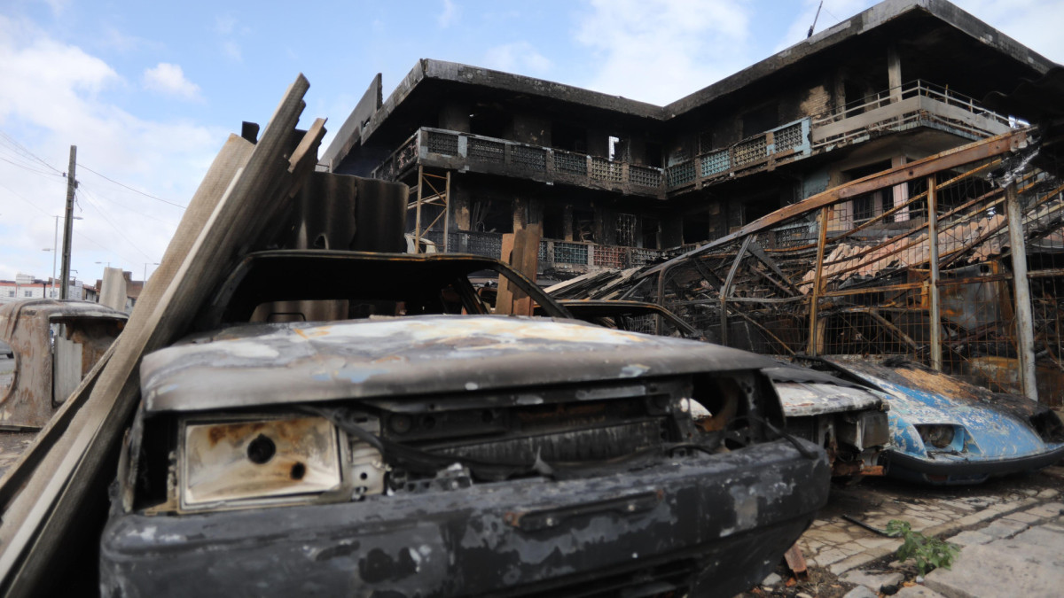 Imagens da sucata Chico Alves, no bairro Jacarecanga, na manhã seguinte a um incêndio de grandes proporções no estabelecimento