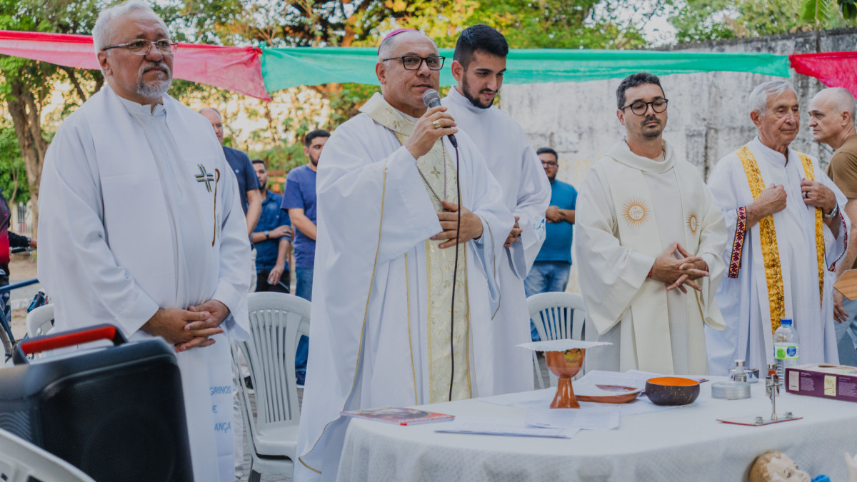 FORTALEZA, CEARÁ, BRASIL, 25-12-2025: Dom Gregório Paixão, arcebispo de Fortaleza, celebra missa para pessoas em situação de rua, na Praça Figueiras de Melo . (Foto: Fernanda Barros/ O Povo)