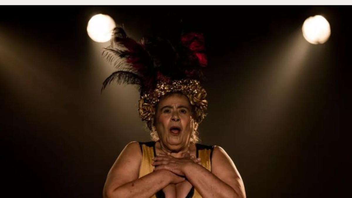 Teuda Bara, fundadora do Grupo Galpão de teatro, morre aos 84 anos, deixando um legado inesquecível para o teatro brasileiro
