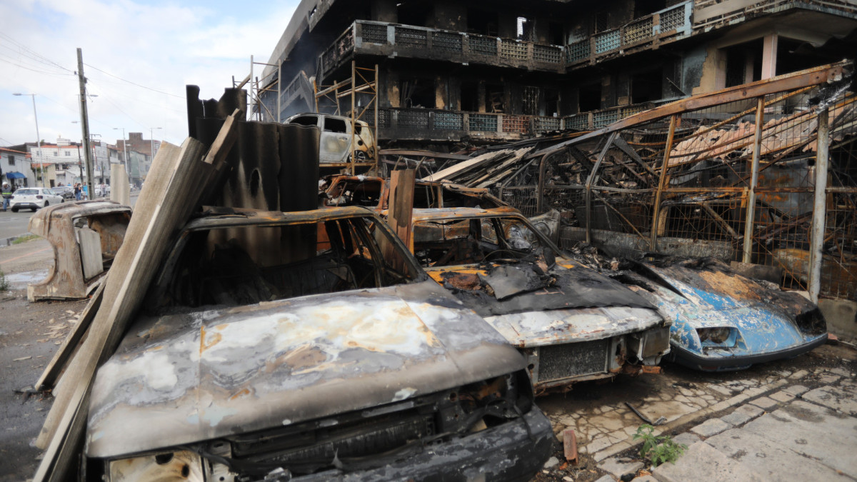 Ap&oacute;s 76 horas de enfrentamento, o Corpo de Bombeiros finalizou o combate ao inc&ecirc;ndio na Sucata Chico Alves, que iniciou na quarta-feira, 24
