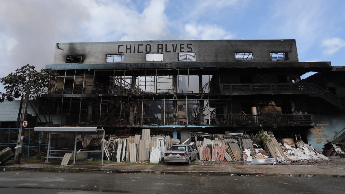 Rescaldo do inc&ecirc;ndio na sucata Chico Alves