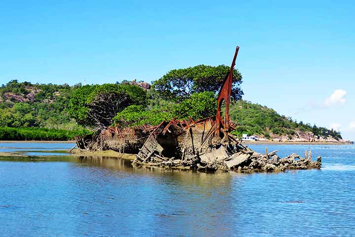 Três anos depois do incêndio, o navio foi comprado por um morador da Ilha Magnetic, de nome George Butler, que pretendia transformá-lo em um quebra-mar para um píer. 
