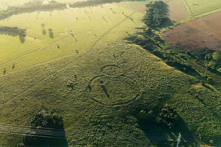 Pela localização dos geoglifos, os estudiosos presumem que eles não foram instalados para defesa, tampouco para habitação. 
