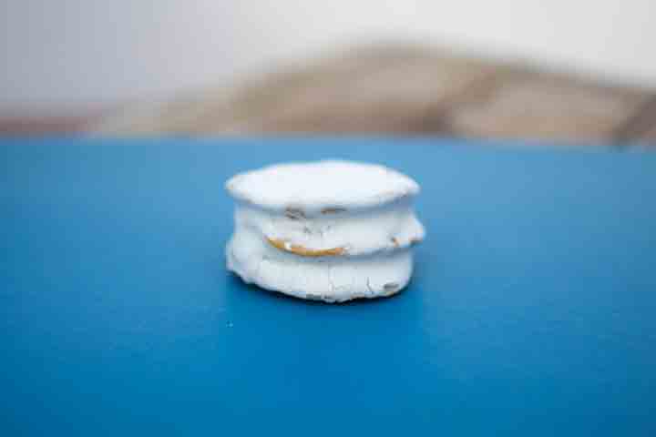 O primeiro alfajor argentino, no entanto, foi o santafesino, criado em 1851, que possui três camadas de massa e cobertura de merengue. 