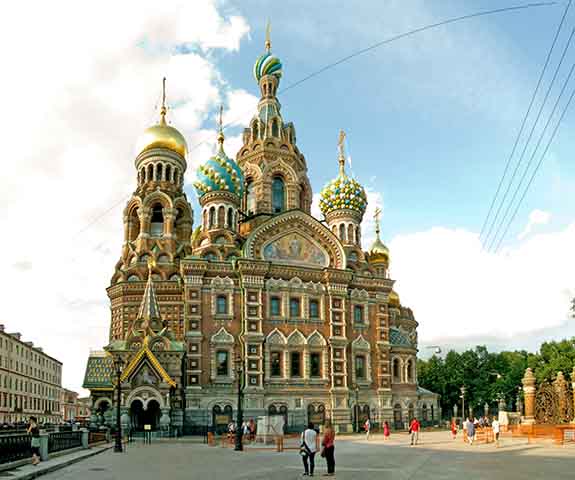 Entre todas, duas construções se destacam não apenas pelo apelo visual, mas também pela força de suas histórias: a Catedral de São Basílio, em Moscou, e a Igreja do Salvador sobre o Sangue Derramado, em São Petersburgo.