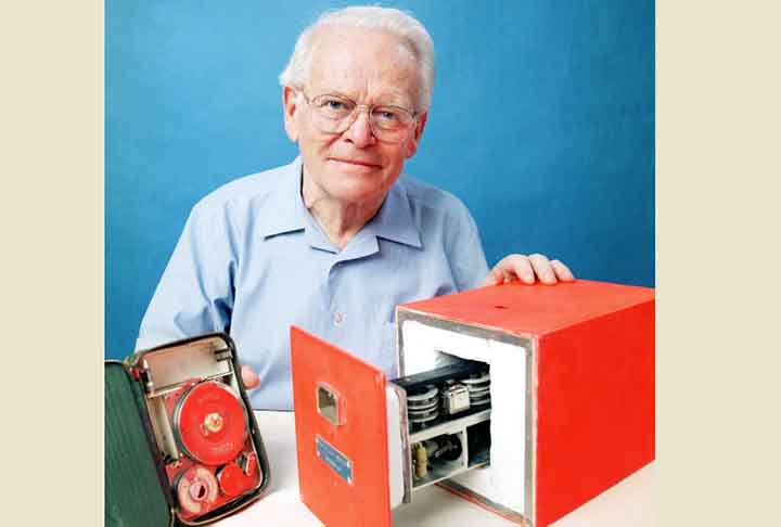 Em aviões comerciais, as caixas-pretas são uma exigência padrão. Elas são usadas para monitorar o desempenho da aeronave e garantir que as operações sejam realizadas conforme as normas de segurança, proporcionando um registro preciso das operações de voo.