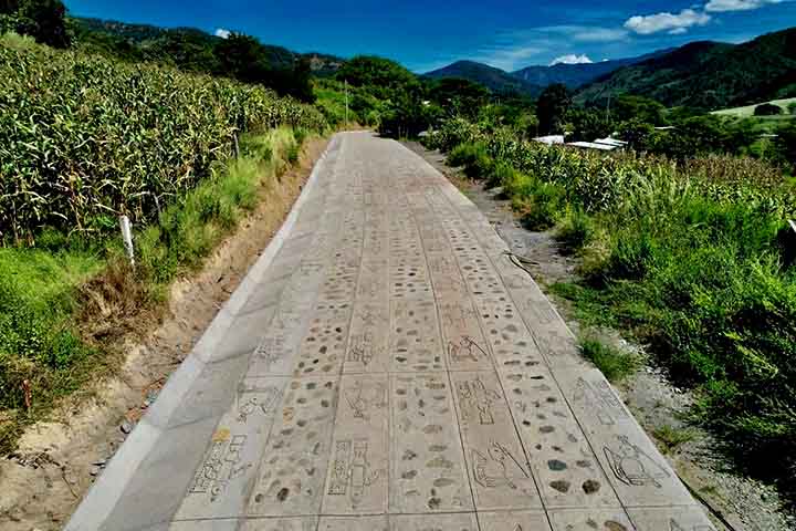 O nome Xochistlahuaca tem origem náuatle e significa lugar da planície de flores, refletindo a beleza natural da área.