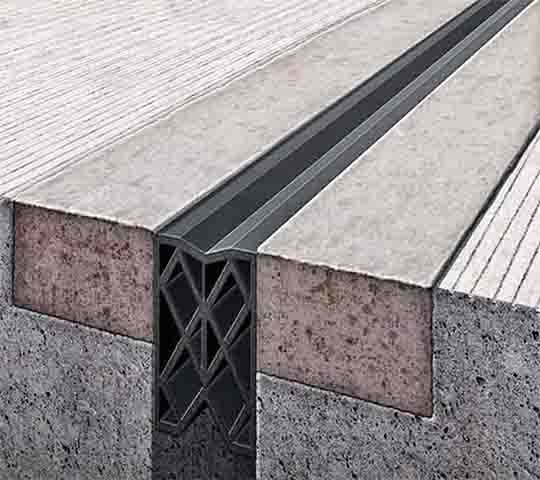 A borracha é usada como isolante em construções, absorvendo vibrações e vedando estruturas. Isso melhora a eficiência energética e a durabilidade dos edifícios.
