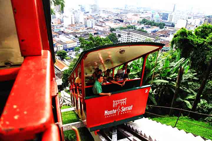 Monte Serrat - Um dos símbolos da cidade, o morro hospeda o Santuário de Nossa Senhora do Monte Serrat, a padroeira de Santos. O passeio no bondinho que conduz ao complexo turístico é uma das atrações do espaço.
