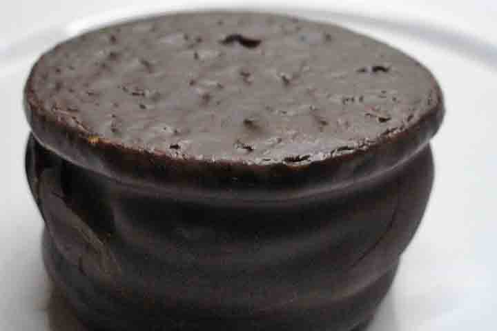 Com a colonização espanhola na América no século XVI, o alfajor não demorou muito para chegar aos países hispânicos, incluindo a Argentina. Entretanto, o doce passou a contar com diversas versões, variando conforme cada região do continente. 