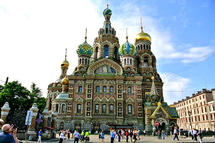 Trata-se de uma decisão deliberada dos arquitetos, que buscaram resgatar elementos da arquitetura russa medieval para reafirmar a identidade nacional diante das influências ocidentais crescentes em São Petersburgo. Ainda assim, tem uma personalidade própria.