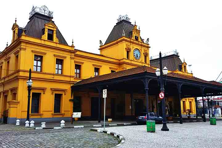Estação do Valongo - Local em que fica o ponto de embarque e desembarque da Linha Turística do Bonde, com bondes temáticos, é sede da primeira estação de trem do estado de São Paulo. Inaugurado em 1867 pela antiga São Paulo Railway, o prédio foi construído por iniciativa do Barão de Mauá.
