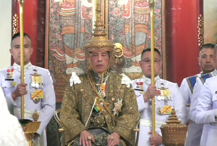 Educado em escolas do Reino Unido e da Austrália, Rama X também teve formação militar e serviu no Exército Real Tailandês, pilotando aviões e helicópteros.