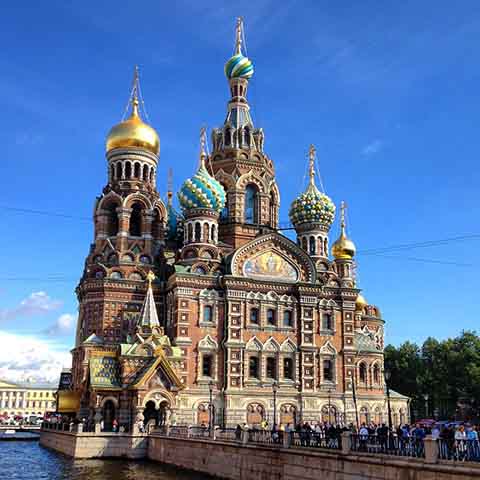 Embora não atue como templo religioso regular, continua sendo local de grande reverência e um dos pontos mais fotografados de São Petersburgo.