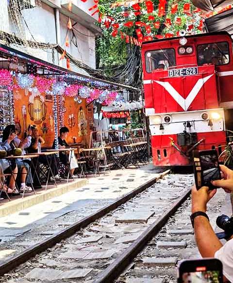 O evento proporciona aos turistas a experiência de ver o trem passar a poucos centímetros de distância.