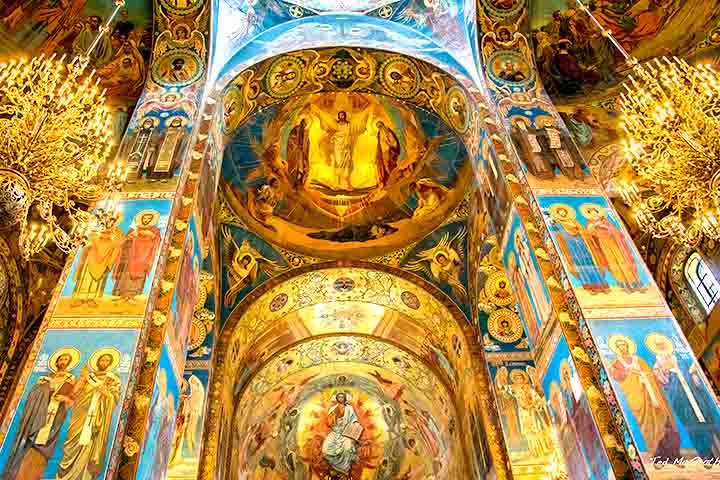 O interior é revestido quase integralmente por mosaicos detalhados que retratam cenas bíblicas e santos da tradição ortodoxa. São mais de sete mil metros quadrados de mosaicos, fazendo dela uma das maiores coleções desse tipo em toda a Europa.