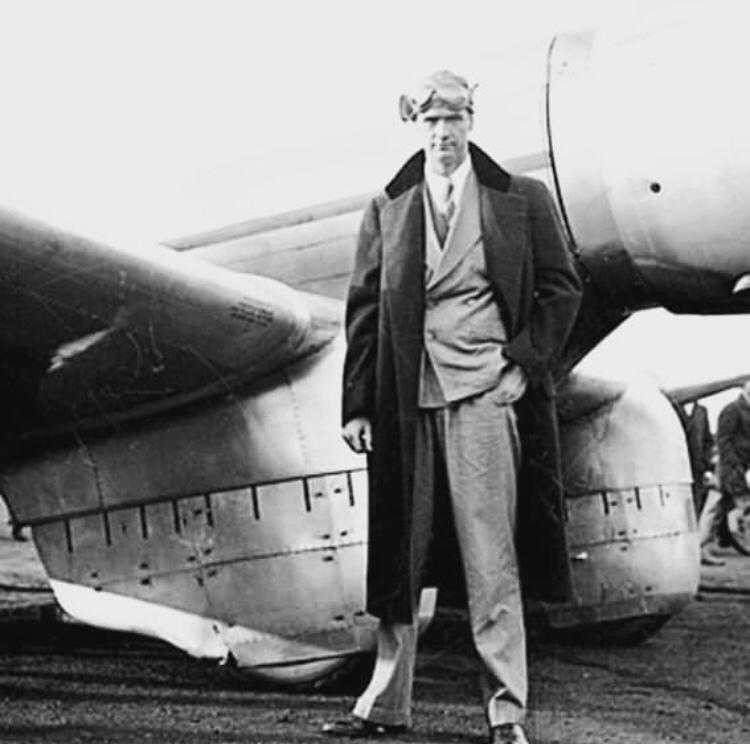 Após muitas conquistas na vida e de ser considerado um dos homens mais ricos do mundo, Howard Jr. começou a sofrer com vícios de drogas e viu se agravar sua fobia por germes, condição herdada de sua mãe.