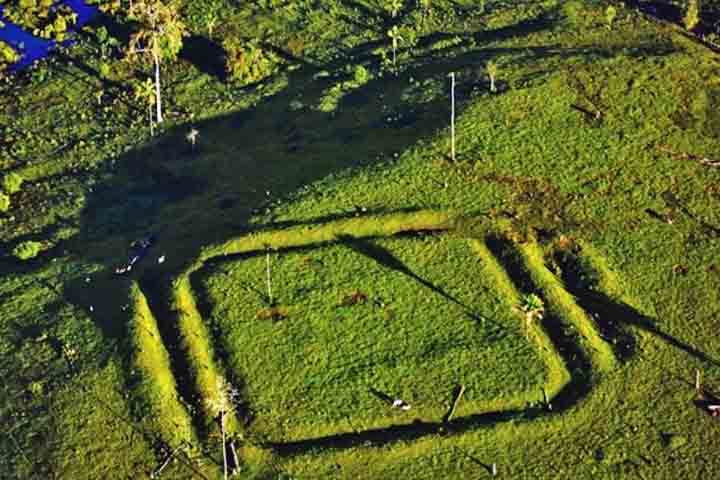 Muitos dos geoglifos do estado do Norte do país estão localizados entre os rios Acre e Iquiri. Cerca de 300 sítios arqueológicos se espalham pela região.
