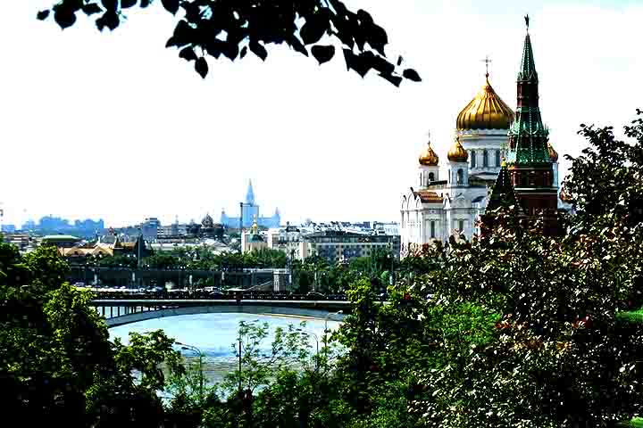 A beleza dessas duas catedrais chama atenção à riqueza da arquitetura sacra russa como um todo. Ainda no eixo Moscou-São Petersburgo, é possível encontrar outras igrejas e mosteiros que impressionam por suas cúpulas douradas.