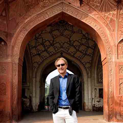 O livro marca o retorno de Brown oito anos após sua última obra, Origem. De acordo com a visão do escritor, este é seu romance mais ambicioso e com a trama mais intrincada de sua história literária. 