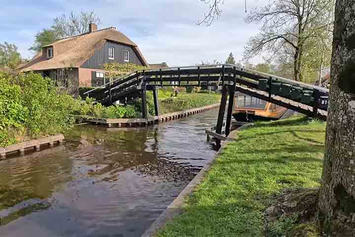 Atualmente, Giethoorn tem pouco mais de 2.600 habitantes e recebe anualmente milhares de turistas, que têm o interesse ​em viver a experiência de uma cidade sem ruas tradicionais.