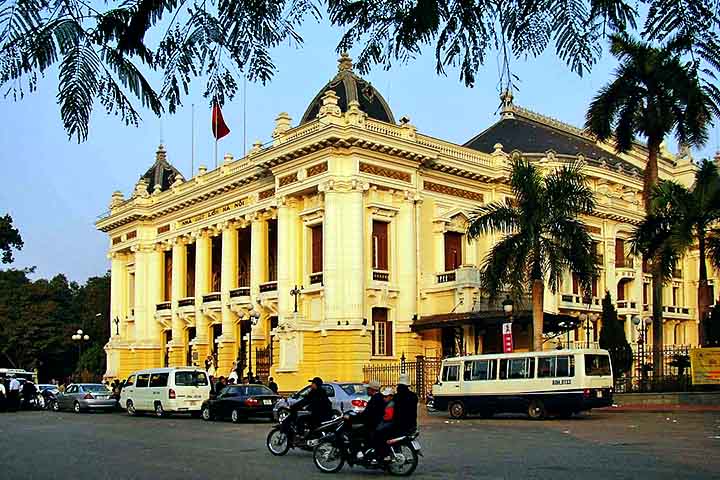 Hoje, Hanói é um centro político, cultural e econômico, que preserva suas tradições enquanto continua se modernizando.