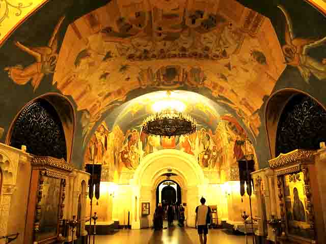 Localizada às margens do rio Moscou, é hoje a maior igreja ortodoxa da Rússia e palco de eventos religiosos e políticos importantes. Seu interior é luxuoso, com mármore, ícones dourados e afrescos que exaltam santos e eventos bíblicos.