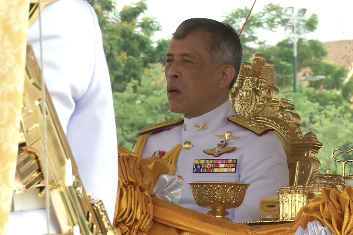 Seu reinado se desenrola num momento delicado, com tensões sociais, movimentos pró-democracia e mudanças geracionais que desafiam os pilares da monarquia tradicional.