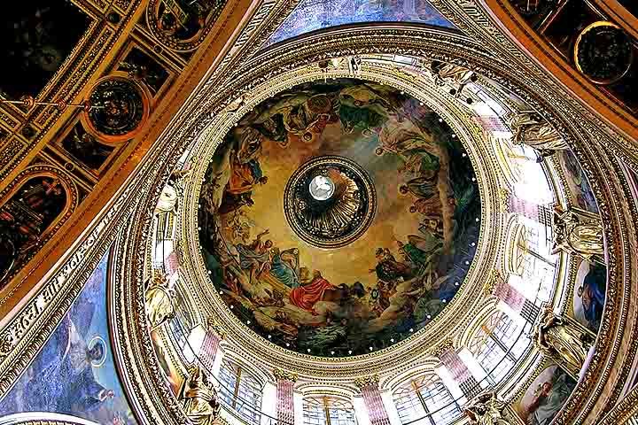 O interior é decorado com colunas de malaquita e lápis-lazúli, e a estrutura comporta até dez mil pessoas. Ao contrário de outras igrejas, São Isaac foi projetada com ambições mais estatais do que religiosas, o que explica seu estilo neoclássico e proporções monumentais.