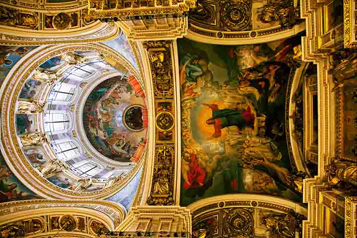 Mesmo quem não é religioso sente o impacto de sua presença. Os domos brilhando sob o sol, os mosaicos minuciosos, as narrativas que ecoam pelos corredores - tudo isso contribui para fazer da arquitetura religiosa russa uma das mais fascinantes do mundo.