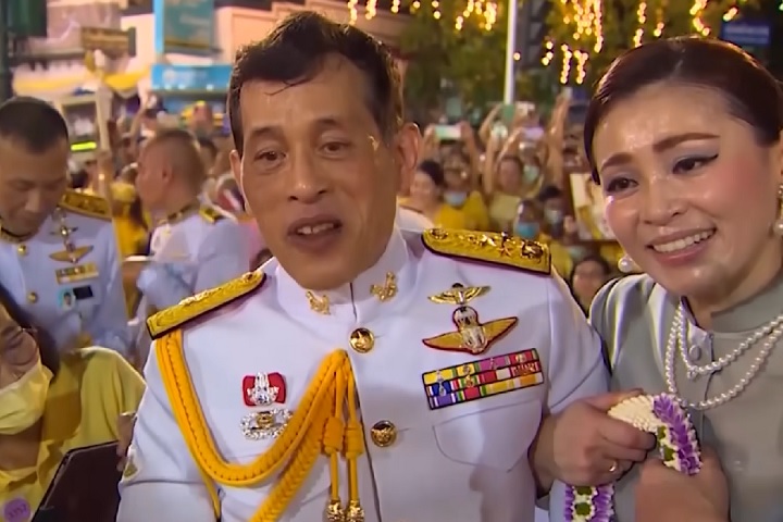 Embora passe bastante tempo no exterior (principalmente na Alemanha), ele continua sendo uma figura central no equilíbrio entre o passado e o presente da monarquia tailandesa.