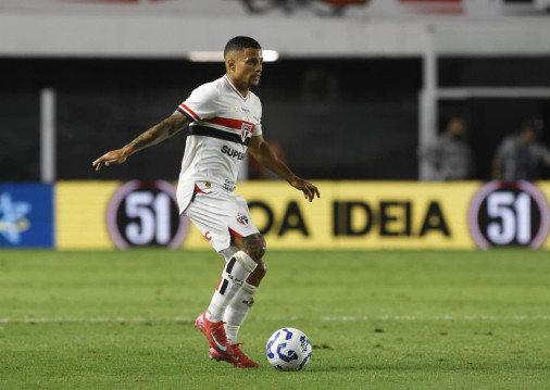 Lateral-direito Mailton no jogo São Paulo x RB Bragantino, na Vila Belmiro, pelo Campeonato Brasileiro Série A 2025