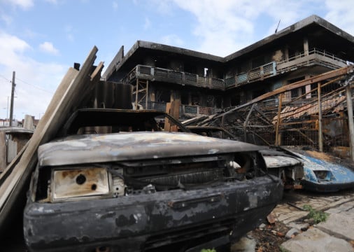 Imagens da sucata Chico Alves, no bairro Jacarecanga, na manhã seguinte a um incêndio de grandes proporções no estabelecimento