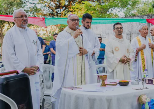 FORTALEZA, CEARÁ, BRASIL, 25-12-2025: Dom Gregório Paixão, arcebispo de Fortaleza, celebra missa para pessoas em situação de rua, na Praça Figueiras de Melo . (Foto: Fernanda Barros/ O Povo)