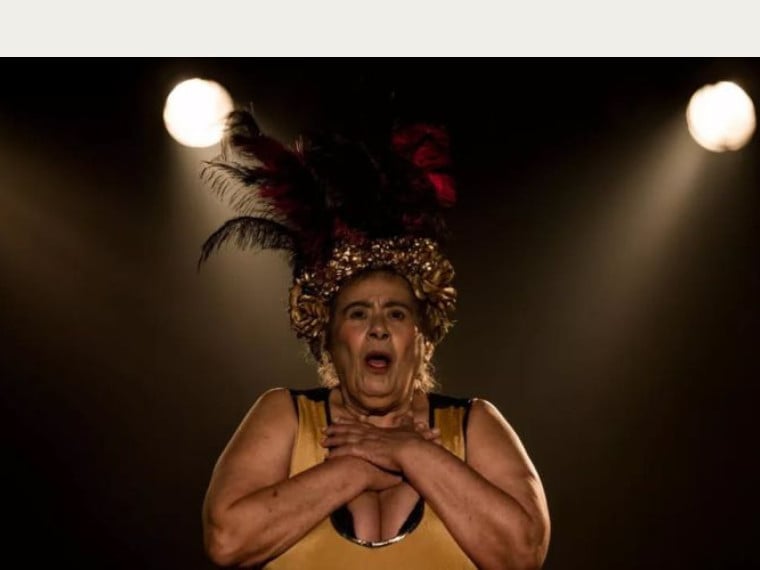 Teuda Bara, fundadora do Grupo Galpão de teatro, morre aos 84 anos, deixando um legado inesquecível para o teatro brasileiro
