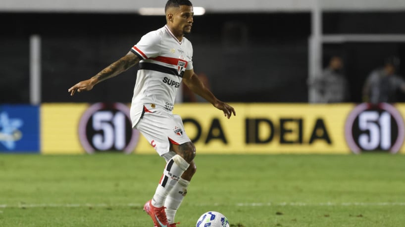 Lateral-direito Mailton no jogo São Paulo x RB Bragantino, na Vila Belmiro, pelo Campeonato Brasileiro Série A 2025 