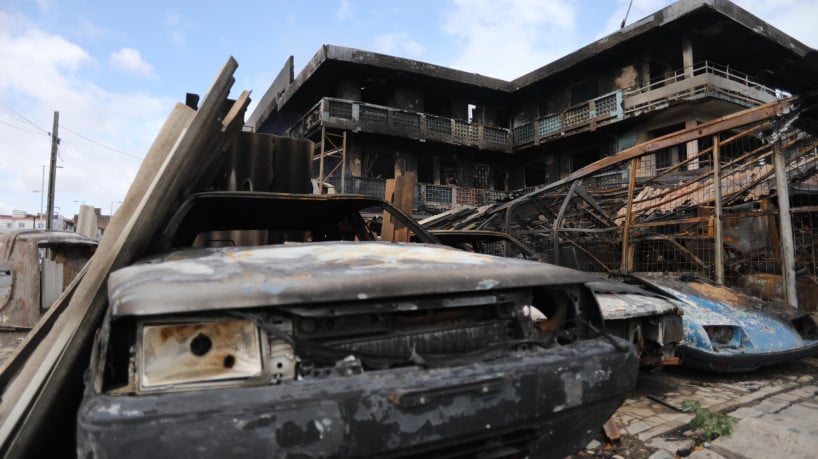 Imagens da sucata Chico Alves, no bairro Jacarecanga, na manhã seguinte a um incêndio de grandes proporções no estabelecimento 