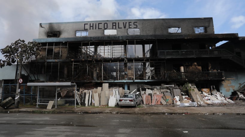 Rescaldo do inc&ecirc;ndio na sucata Chico Alves 