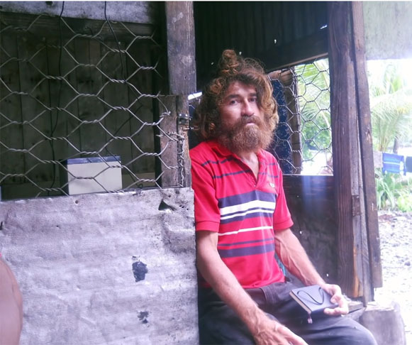 Ezequiel ficou doente por causa da comida crua e não comeu mais nada, morrendo de inanição. Sozinho, ele chegou a falar com o morto, para fingir que ainda estava acompanhado. Mas, uma semana depois, teve que lançar o corpo do amigo ao mar. 