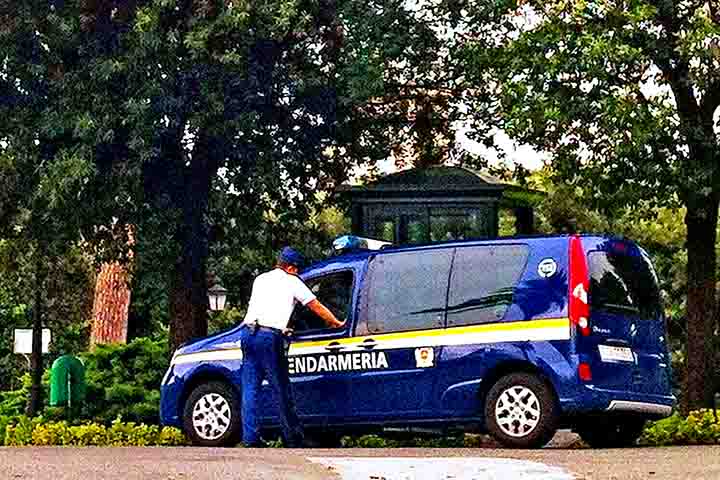 Ela difere da gendarmeria, polícia que atua no Vaticano no serviços de segurança gerais e destinada a fazer com que sejam respeitadas as leis da cidade-estado.
