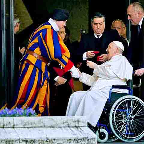 Os papas não  são somente os líderes da Igreja Católica mas também exercem a função de chefe de estado e têm um grupo de segurança dedicado a protegê-lo: a Guarda Suíça!
