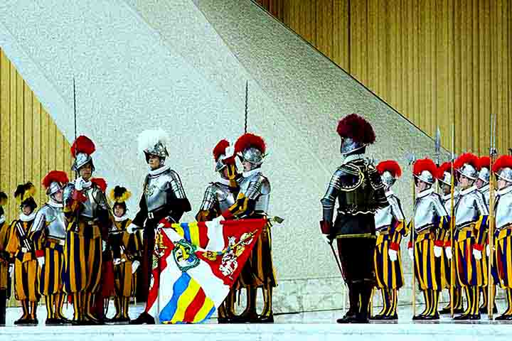 A cidade-estado possui um corpo armado próprio, como acontece com todas as nações. Essa força chama-se Guarda Suíça e tem a função de proteger o papa e as residências oficiais do líder supremo do catolicismo.
