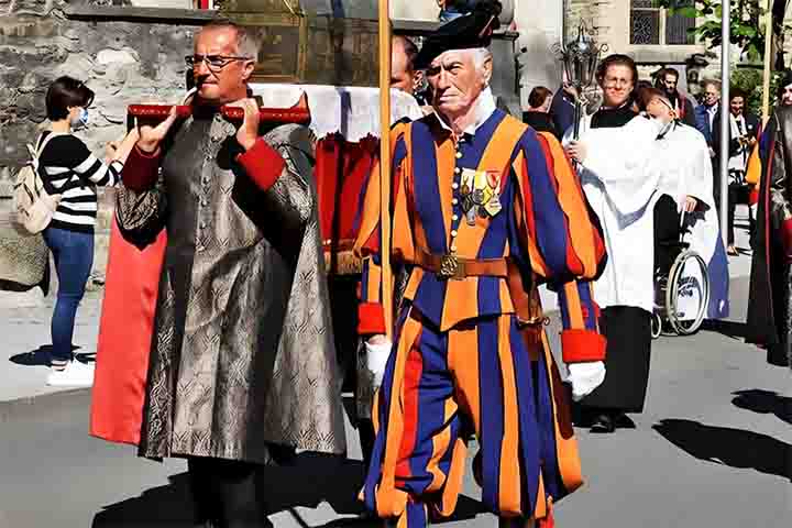 Quando lideranças estrangeiras fazem visitas de estado ao Vaticano, a Guarda Suíça desloca uma tropa de honra para essas autoridades (presidentes e primeiros-ministros).
