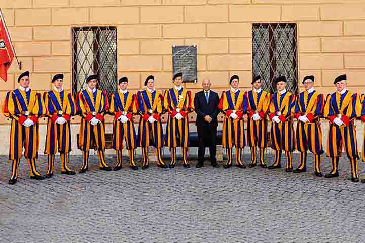 Os soldados da Guarda Suíça também se posicionam nas entradas do Vaticano e na cidade Castel Gandolfo, na região do Lácio, onde fica a residência de verão do papa.

