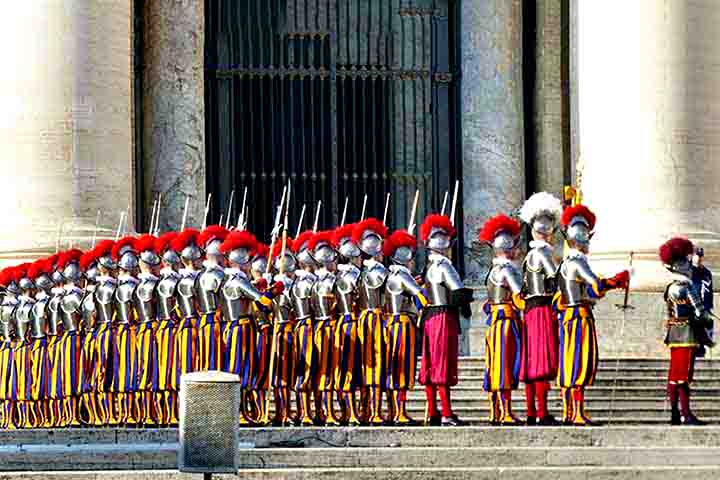 A batalha resultou na morte de mais de 100 homens da Guarda Suíça, mas a coragem dos soldados permitiu que o papa Clemente VII se refugiasse no Castelo de Sant’Angelo, em Roma.
