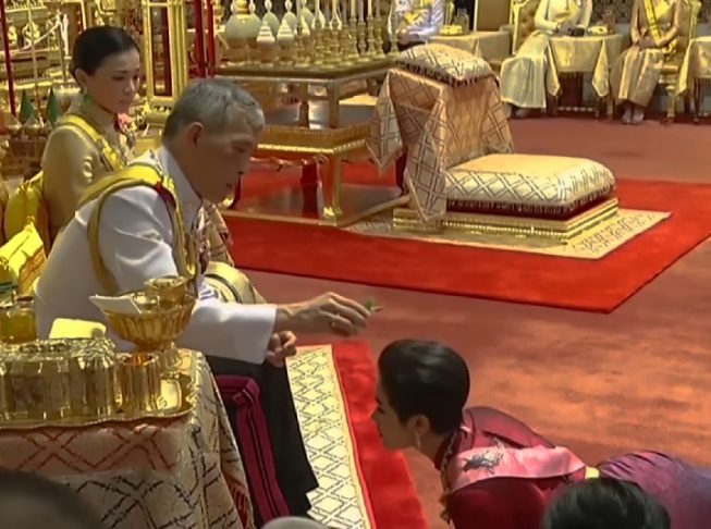 Em 2019, ele gerou polêmica ao nomear sua amante oficial, Sineenat Wongvajirapakdi, como nobre consorte.